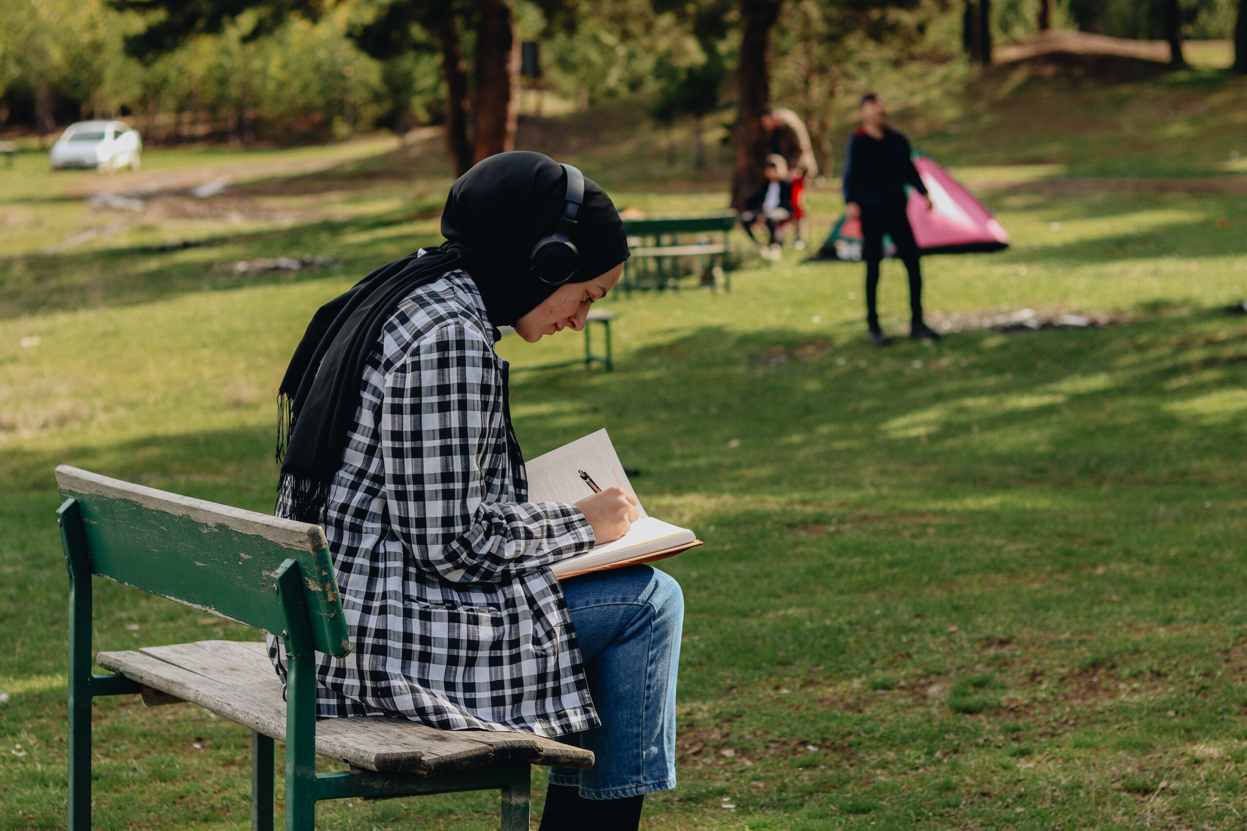 Walking-and-Writing: Fostering Inclusivity and Meaningful Dialogue with Asylum Seekers in Nottingham